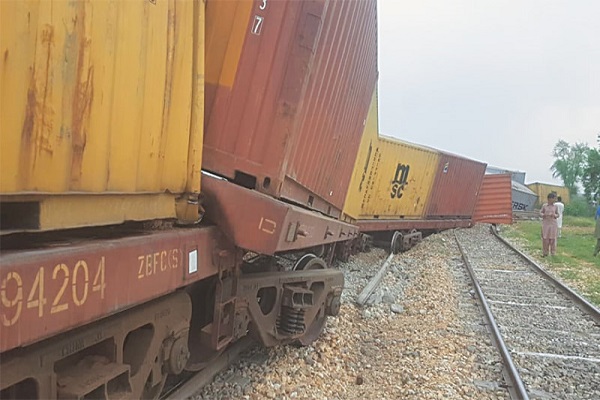  Six bogies of Quetta-bound freight train overturn in Chaghi