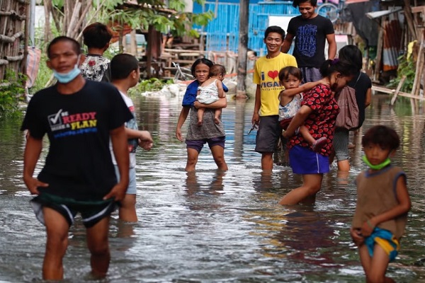  In the Philippines, Tropical Storm Nalgae claimed 72 lives