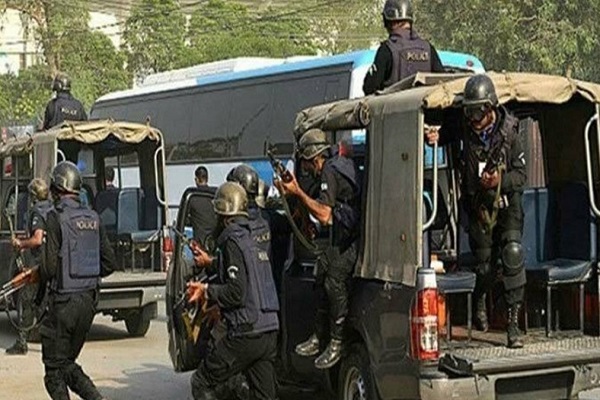  In Bannu; Policeman dead as hostage situation develops