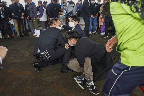  Japanese PM Fumio survives in explosion in Wakayama city