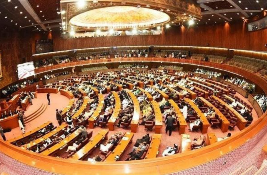  Pakistan Government Coalition Summons Parliamentarians to Return Home